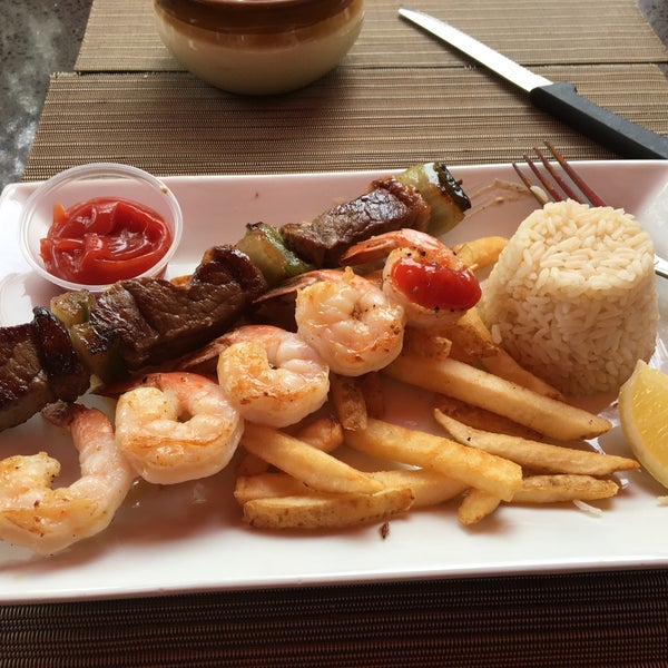 Muy rica la comida ❤️ picahna y shrimp skewers. Love it!!!