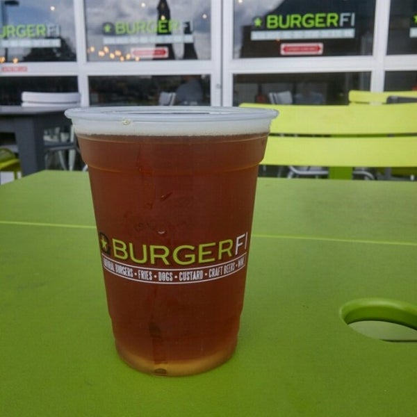 10/7/2014 tarihinde Brian L.ziyaretçi tarafından BurgerFi'de çekilen fotoğraf