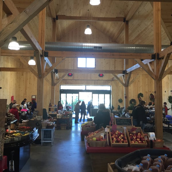 Photo taken at Applecrest Farm Orchards by Jay M. on 11/29/2015