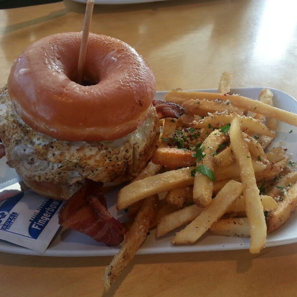 Foto tomada en Crave Real Burgers  por Dustin D. el 6/26/2014