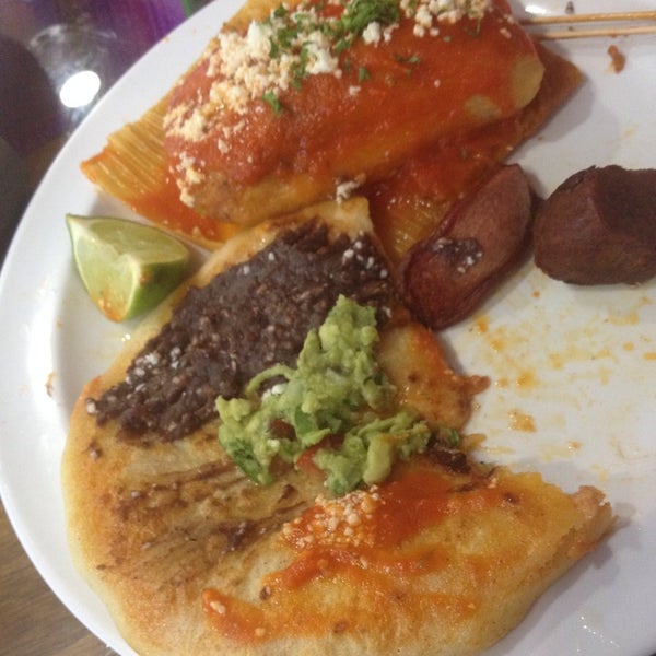 Снимок сделан в La Esperanza Restaurant and Bakery пользователем Rey M. 7/31/2014