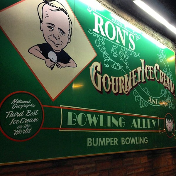 Снимок сделан в Ron&#39;s Gourmet Ice Cream and 20th Century Bowling пользователем Lou P. 9/30/2012