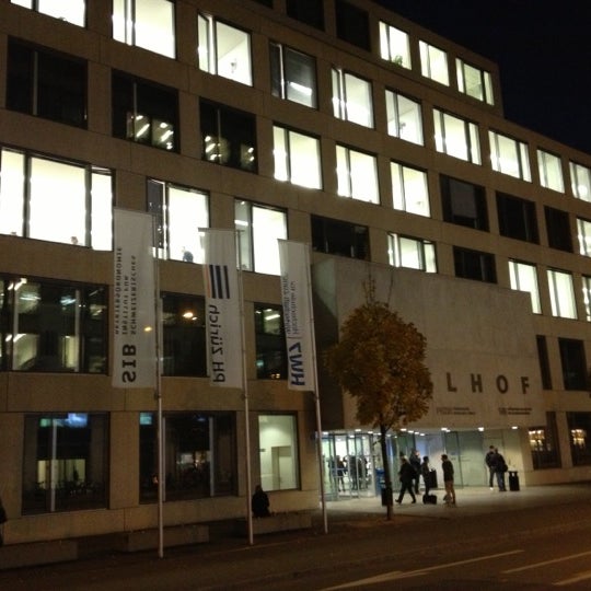 รูปภาพถ่ายที่ Hochschule für Wirtschaft Zürich (HWZ) โดย Gert C. เมื่อ 11/9/2012