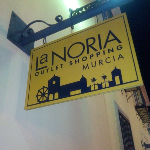 Foto tirada no(a) La Noria Outlet Shopping por Alfonso C. em 10/31/2013