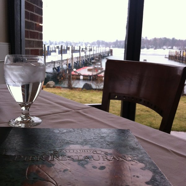 Снимок сделан в Stafford&#39;s Pier Restaurant пользователем Lauren M. 4/8/2013