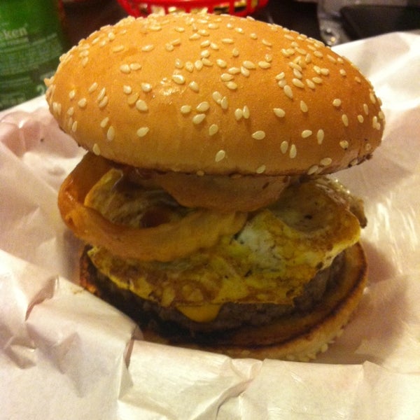 รูปภาพถ่ายที่ Pit&#39;s Burger โดย Marcelo M. เมื่อ 10/8/2013