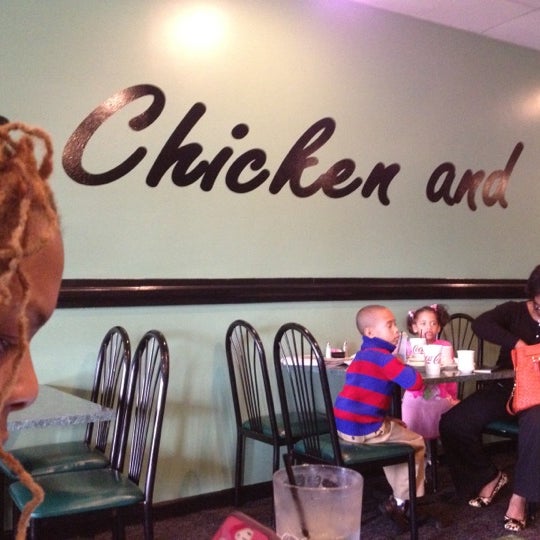 Foto tirada no(a) Kiki&#39;s Chicken And Waffles por Vint em 12/9/2012