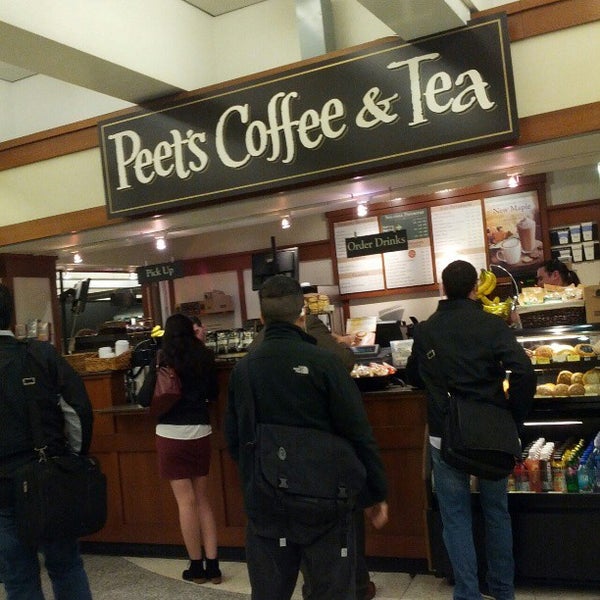 Photo taken at Peet&#39;s Coffee &amp; Tea by Takashi U. on 10/2/2013