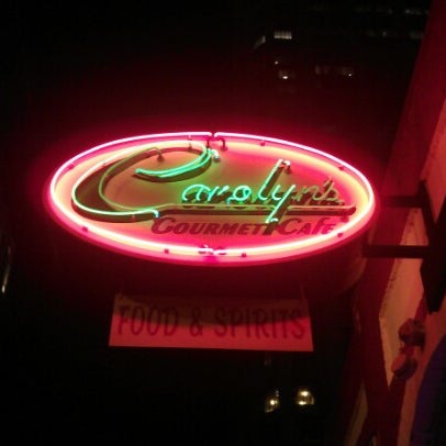 Das Foto wurde bei Carolyn&#39;s Gourmet Cafe von Sunny W. am 11/3/2012 aufgenommen
