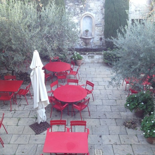 12/31/2012 tarihinde Meri R.ziyaretçi tarafından Restaurant Les Templiers Aigues Mortes'de çekilen fotoğraf
