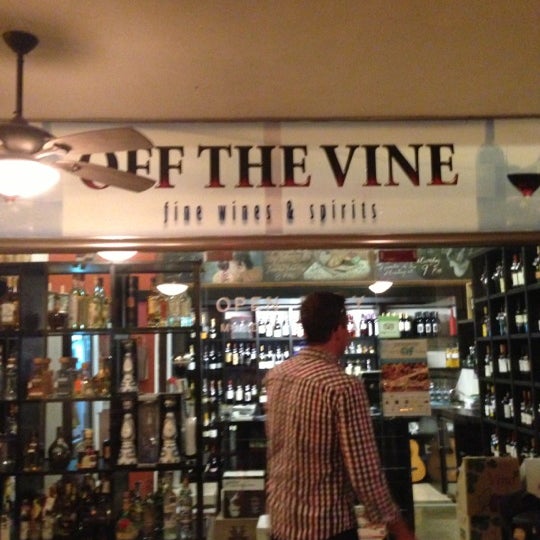 11/13/2012 tarihinde Erin L.ziyaretçi tarafından Off The Vine Playa Wine &amp; Deli Bar'de çekilen fotoğraf