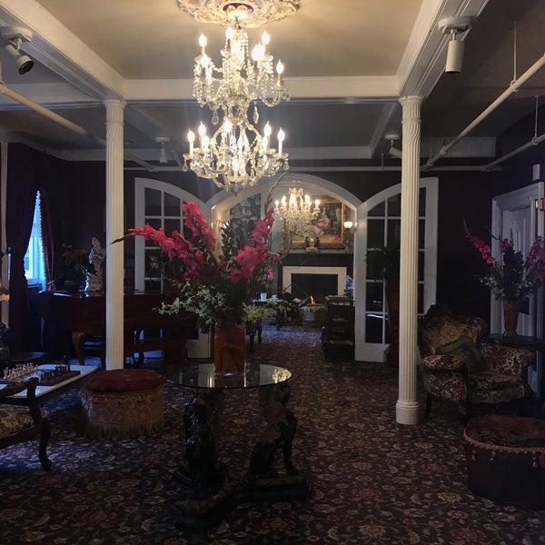Foto tirada no(a) Queen Anne Hotel por Erin L. em 10/26/2018