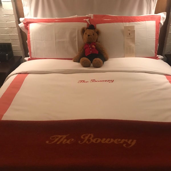 Foto diambil di The Bowery Hotel oleh Erin L. pada 2/20/2018