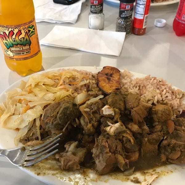 Photo prise au Eric&#39;s Jamaican Cuisine par Cameron E. le6/6/2017