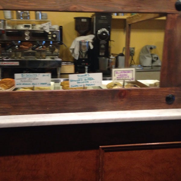Foto scattata a Naidre&#39;s Cafe &amp; Bakery da Ariel H. il 1/21/2014