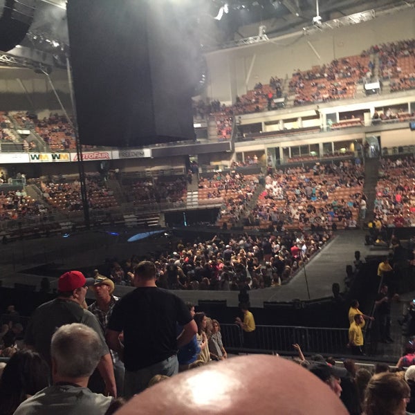 Foto tirada no(a) SNHU Arena por Bill C. em 4/30/2017