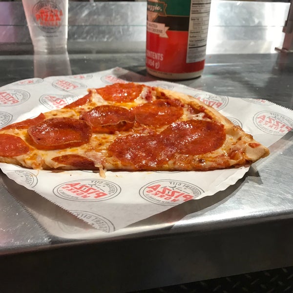 รูปภาพถ่ายที่ Crescent City Pizza Works โดย Ronnie เมื่อ 2/3/2018