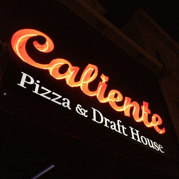 Снимок сделан в Caliente Pizza &amp; Drafthouse пользователем Jenna 11/14/2015