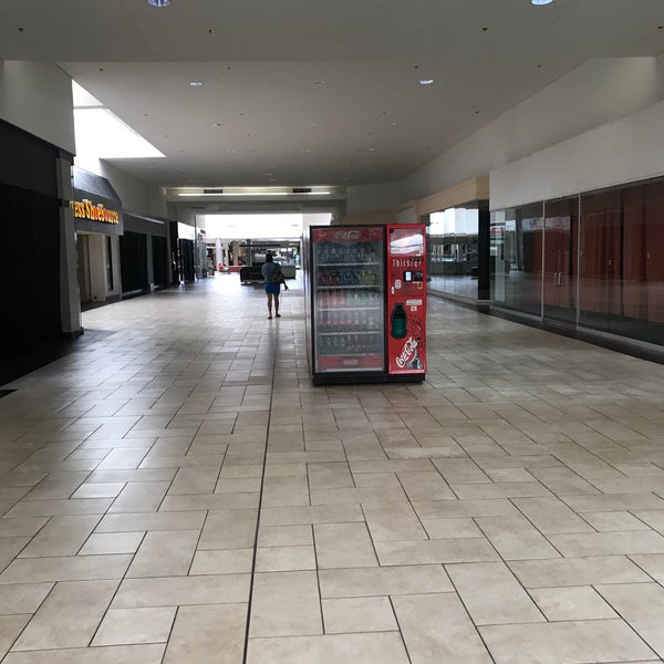 Foto tomada en Valle Vista Mall  por ᴡ V. el 7/28/2017