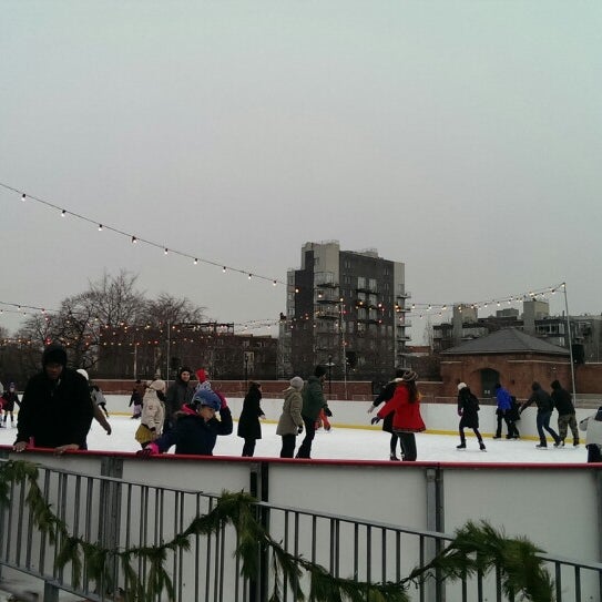 12/8/2013 tarihinde Dan M.ziyaretçi tarafından McCarren Ice Rink'de çekilen fotoğraf