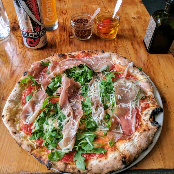 8/15/2017 tarihinde Simon R.ziyaretçi tarafından Pizzeria Defina'de çekilen fotoğraf