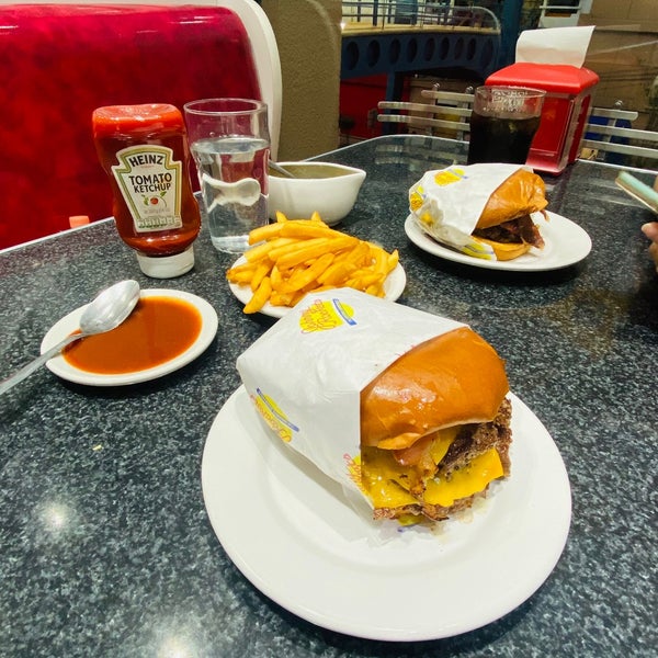 Photo taken at Johnny Rockets by Charly I. on 1/31/2022