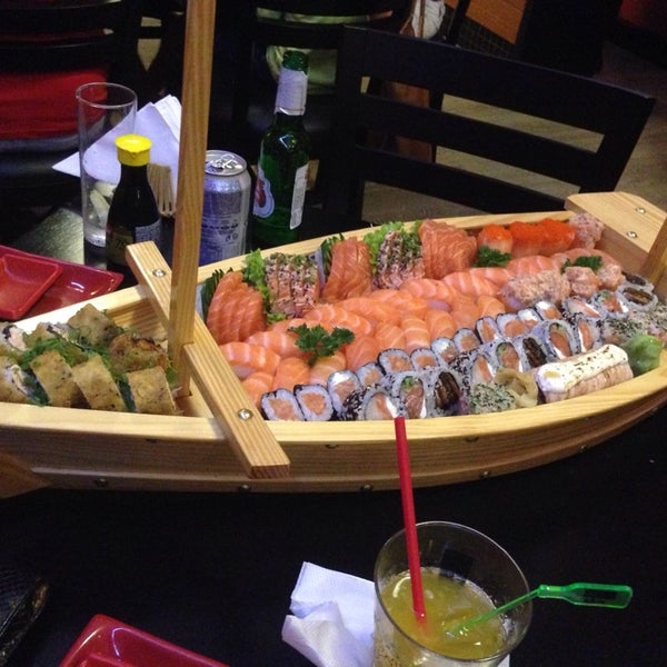 Foto diambil di Minato Mirai Sushi &amp; Temaki oleh Júlia T. pada 1/21/2014