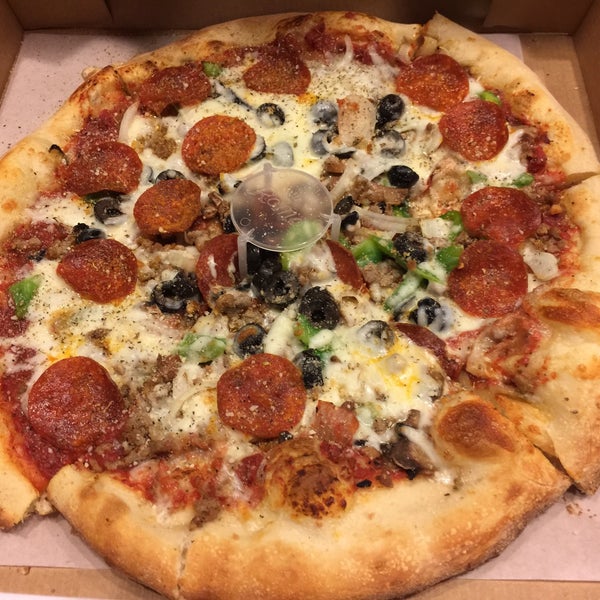 Foto tirada no(a) Savage Pizza por Shawn J. em 4/24/2015