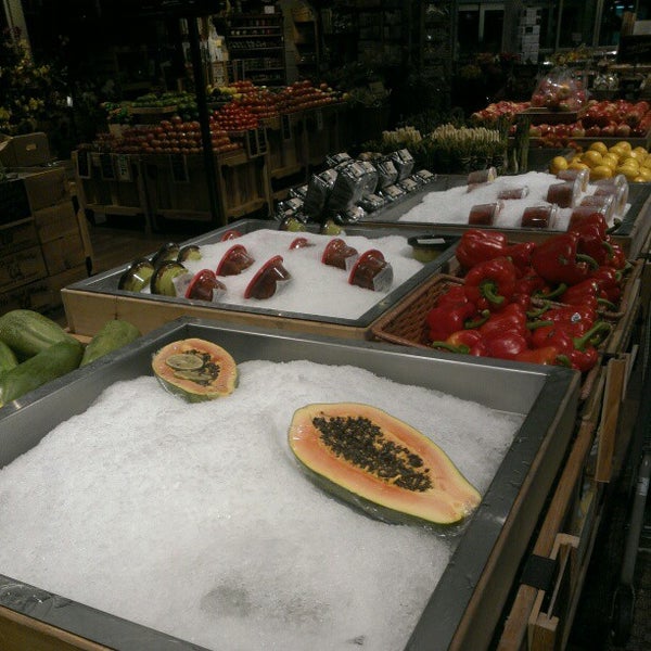 รูปภาพถ่ายที่ The Fresh Market โดย Frascona H. เมื่อ 2/5/2013