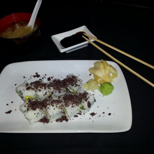 Foto diambil di Dojo Restaurant &amp; Sushi Bar oleh Trav pada 12/17/2012