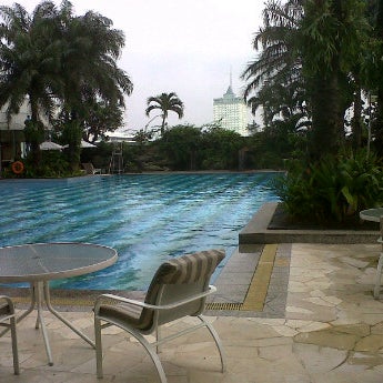 Das Foto wurde bei Poolside - Hotel Mulia Senayan, Jakarta von Mirwan S. am 1/30/2013 aufgenommen
