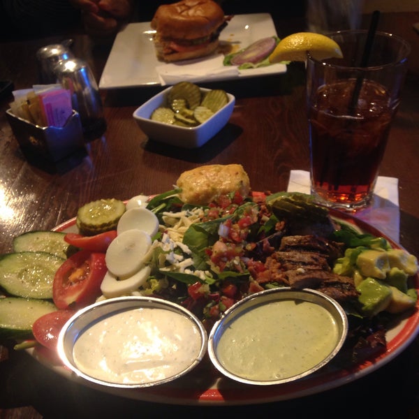 รูปภาพถ่ายที่ Sierra Bonita Grill &amp; Catering โดย Carri เมื่อ 4/15/2015