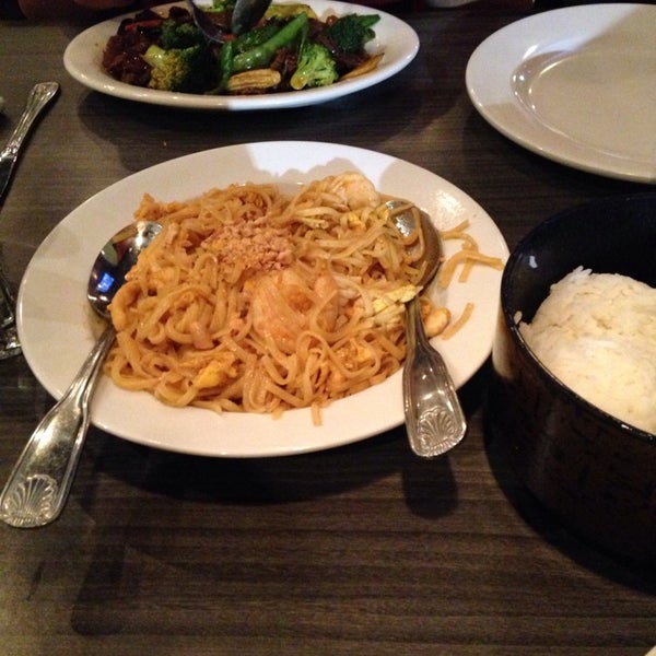 Foto tomada en George &amp; Son&#39;s Asian Cuisine  por Carri el 12/16/2013