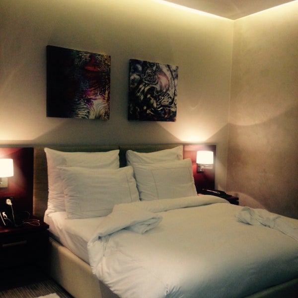 Foto tirada no(a) Zubarah Hotel por Mercedes P. em 2/7/2015