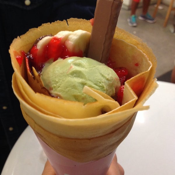 Photo taken at Angels &amp; Hearts: Harajuku Crêperie by DanHy D. on 7/24/2014