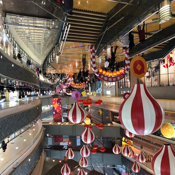 Foto scattata a Super Brand Mall da Dave il 2/9/2019