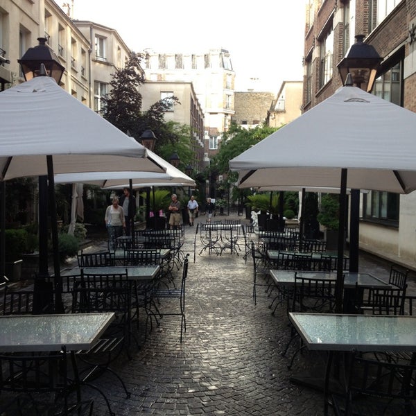 รูปภาพถ่ายที่ Hôtel Les Jardins du Marais โดย Caroline I. เมื่อ 8/14/2013