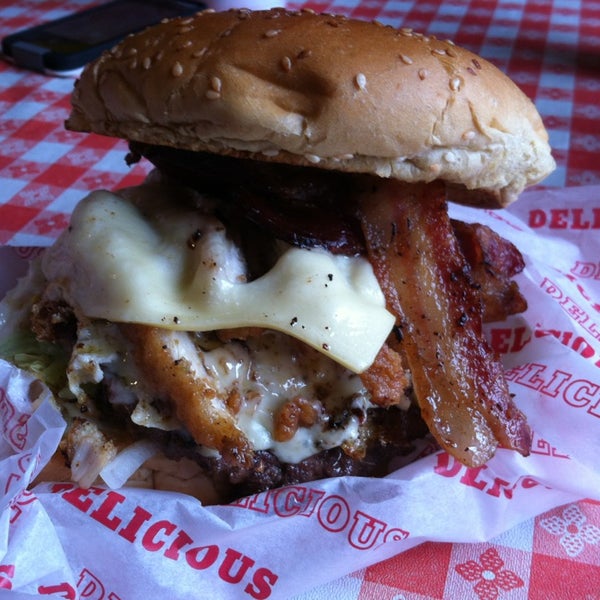 2/16/2013にEnver S.がCarytown Burgers &amp; Friesで撮った写真