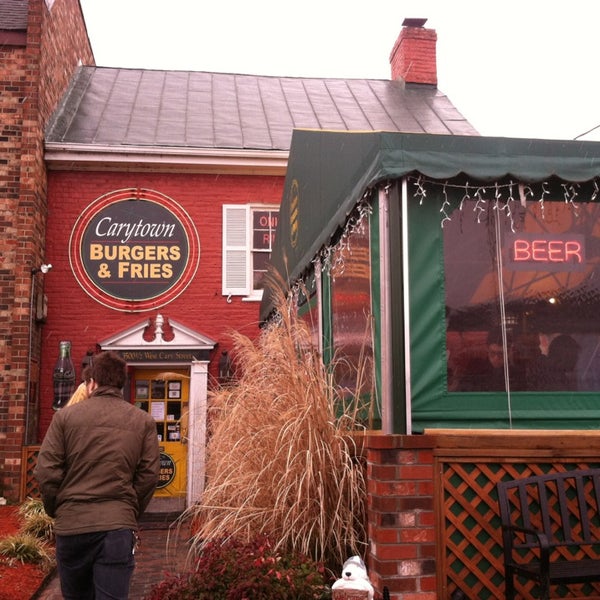 Foto tomada en Carytown Burgers &amp; Fries  por Enver S. el 2/16/2013