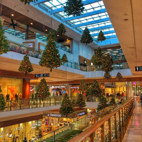 Foto tirada no(a) Aupark Shopping Center por Tomáš P. em 11/23/2019