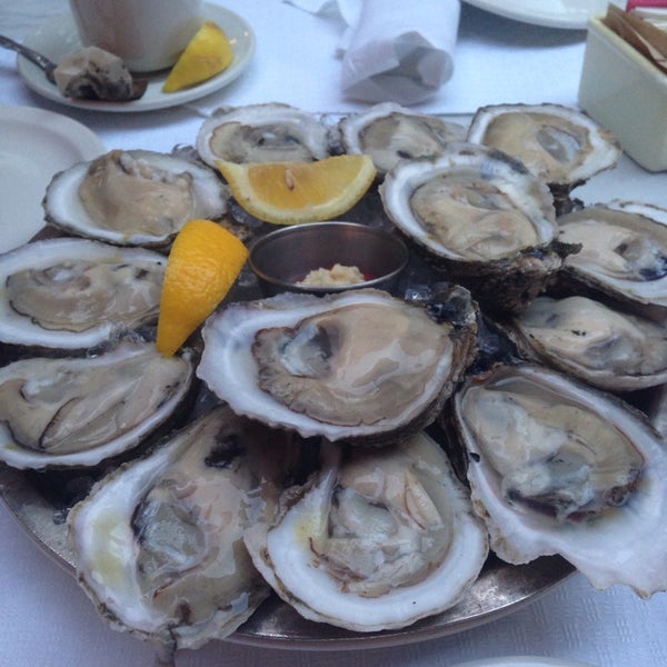 Foto scattata a Sea Catch Restaurant da Kate K. il 5/17/2014