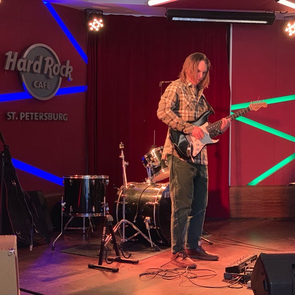 Das Foto wurde bei Hard Rock Cafe von Leonid B. am 4/28/2019 aufgenommen
