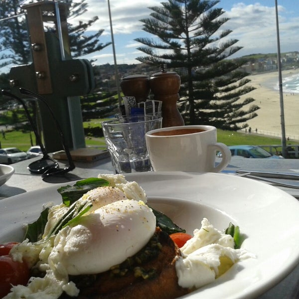 รูปภาพถ่ายที่ Bondi Social Restaurant and Bar โดย Figen M. เมื่อ 6/15/2013