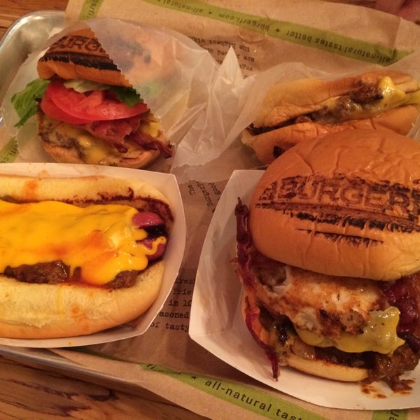 Foto diambil di BurgerFi oleh Patriciaa O. pada 8/24/2014