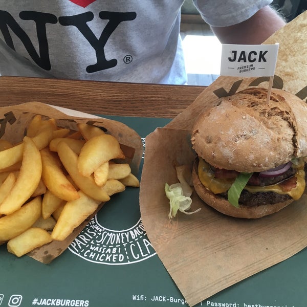 Photo taken at Jack Premium Burgers by Dacil on 5/27/2017