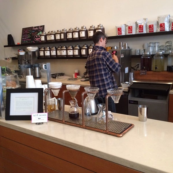 10/26/2013 tarihinde Anthony D.ziyaretçi tarafından Bru Coffeebar'de çekilen fotoğraf