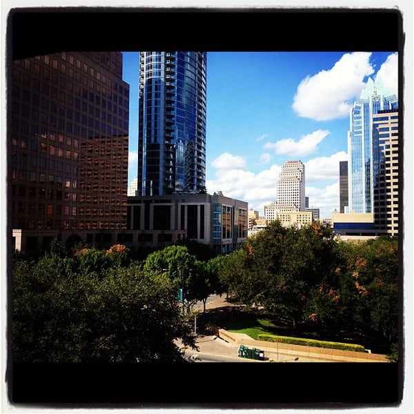 9/17/2012にDawn R.がRadisson Hotel &amp; Suites Austin Downtownで撮った写真