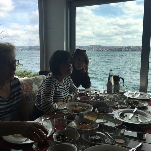 Das Foto wurde bei Sardunya Fındıklı Restaurant von Mujdat G. am 3/27/2016 aufgenommen