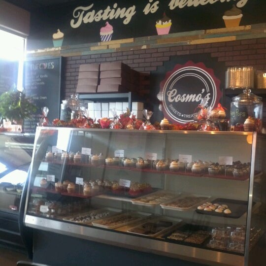 Foto scattata a Cosmo&#39;s Gourmet Co. Bakery &amp; Deli da Madeleine R. il 10/8/2012