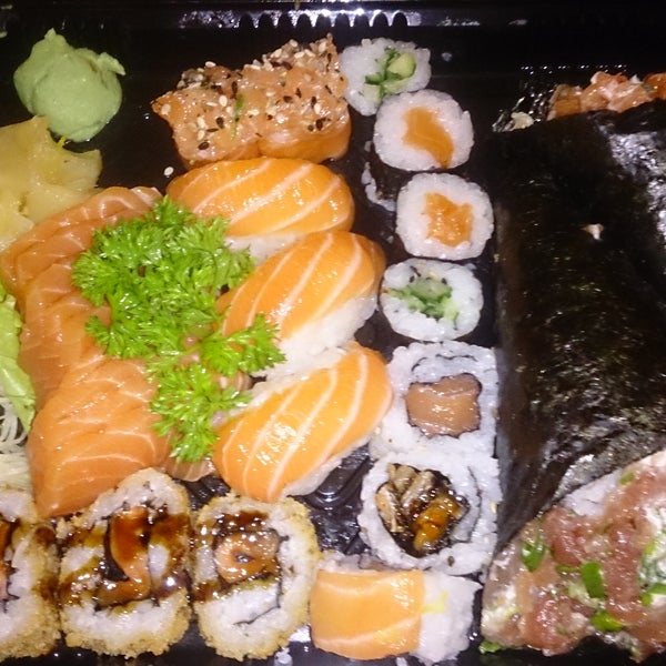 Uma boa opção. Levei para viagem um combo de um Temaki de salmão com aprox 7 sashimis, uns 12 sushis e adicionei um Temaki de atum. Custou 52 reais e estava bom.  Atendimento cortês.